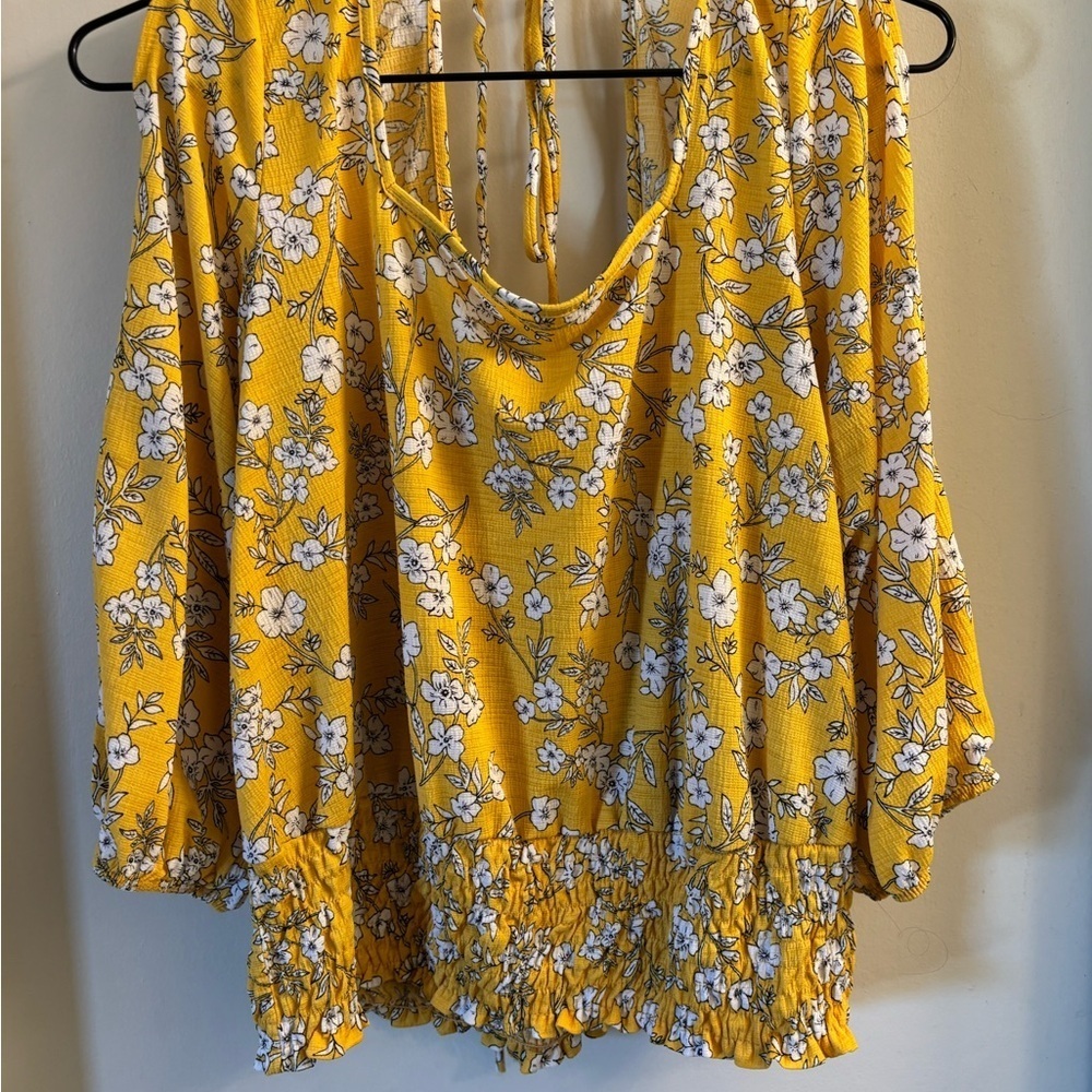 Chic Yellow Floral Blouse - Picture 2 of 6